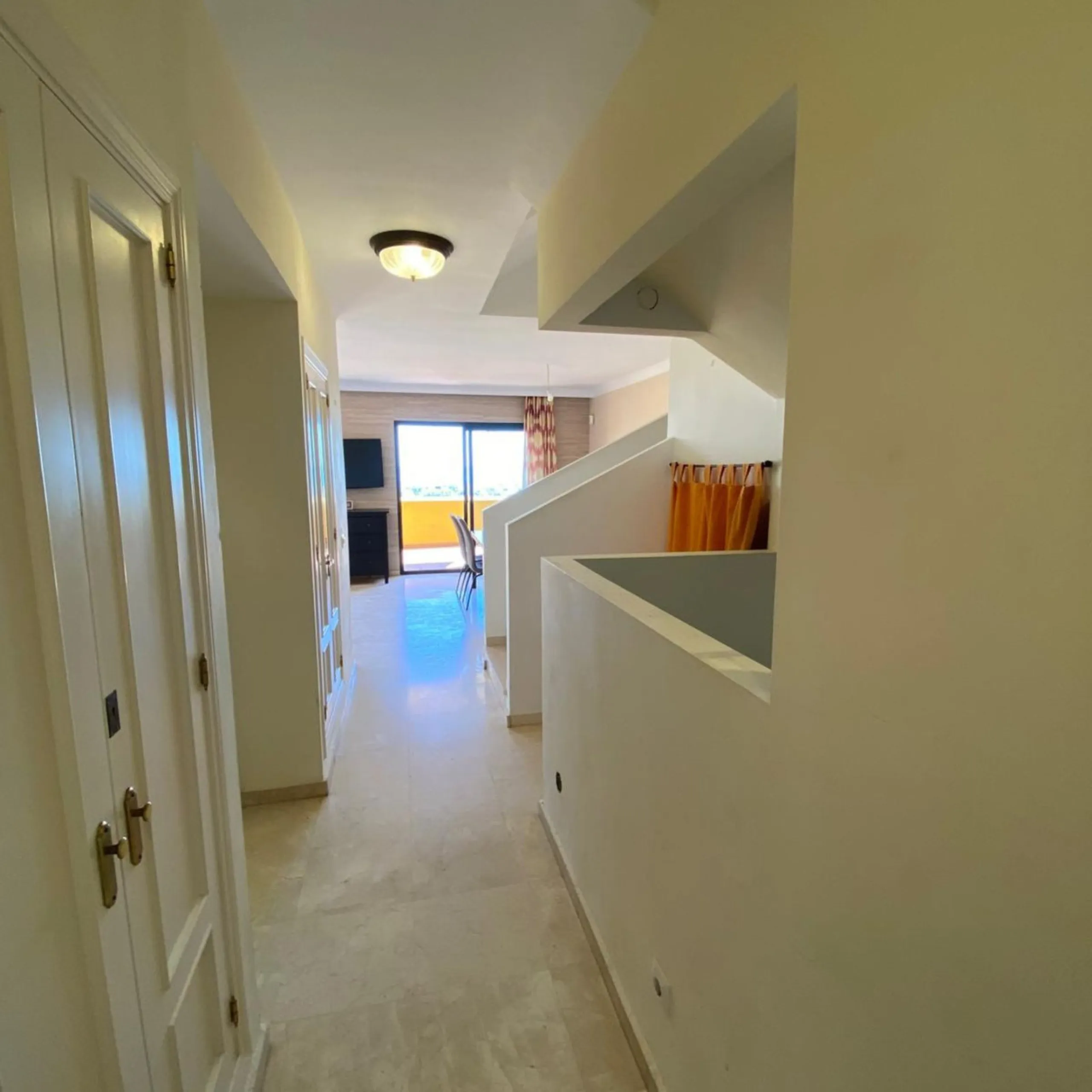 Apartment - Duplex в продаже в Estepona, Málaga. В доме 4 спален и 3 ванных комнат. Площадь дома 160 м²