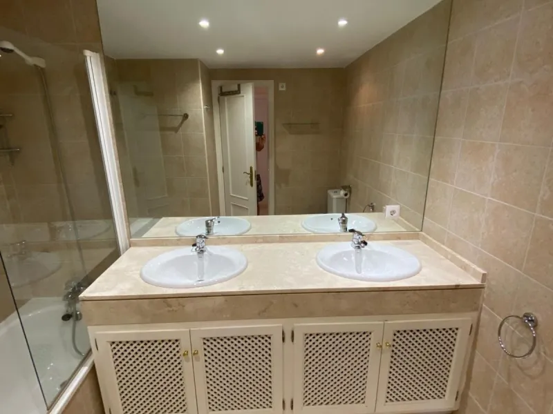 Apartment - Duplex в продаже в Estepona, Málaga. В доме 4 спален и 3 ванных комнат. Площадь дома 160 м²