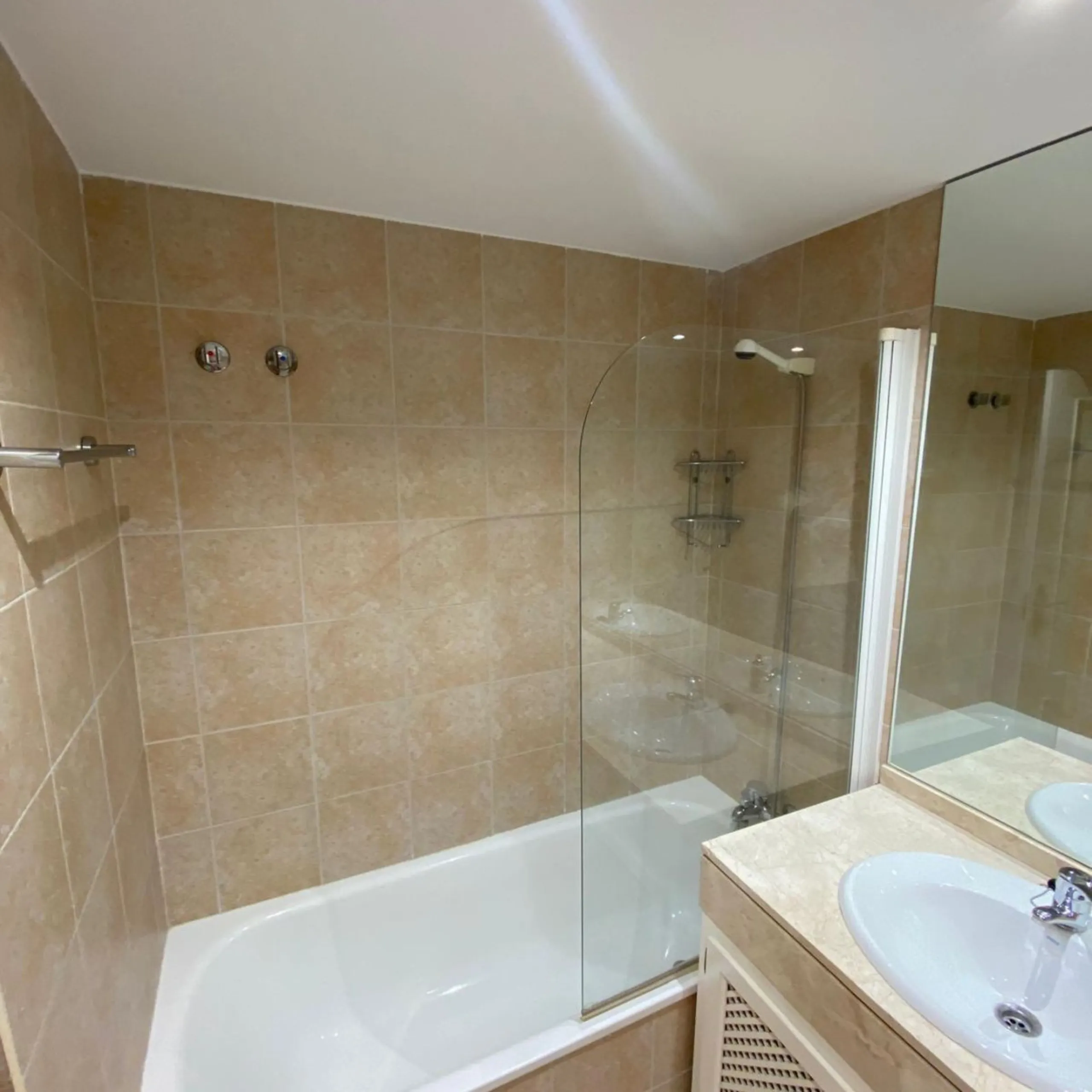 Apartment - Duplex в продаже в Estepona, Málaga. В доме 4 спален и 3 ванных комнат. Площадь дома 160 м²