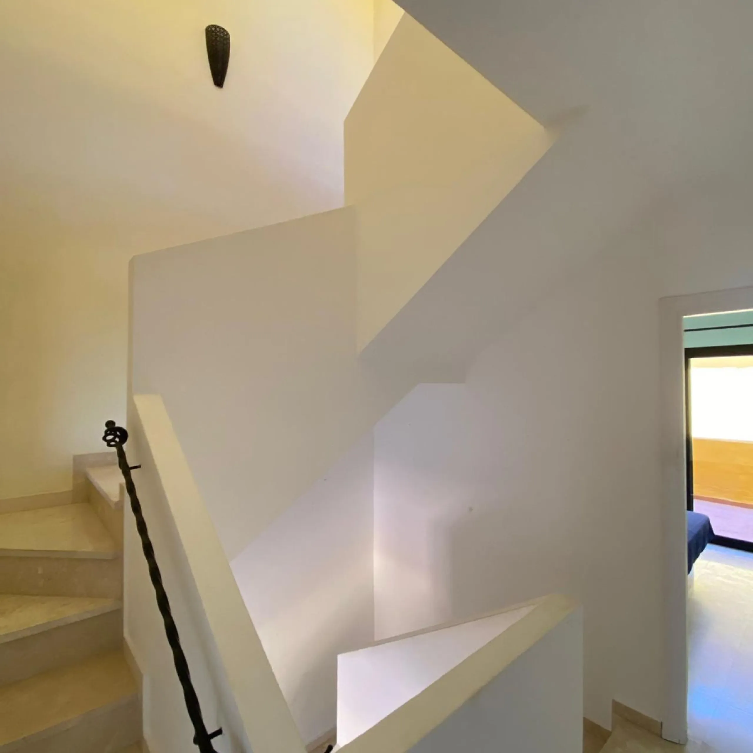 Apartment - Duplex в продаже в Estepona, Málaga. В доме 4 спален и 3 ванных комнат. Площадь дома 160 м²