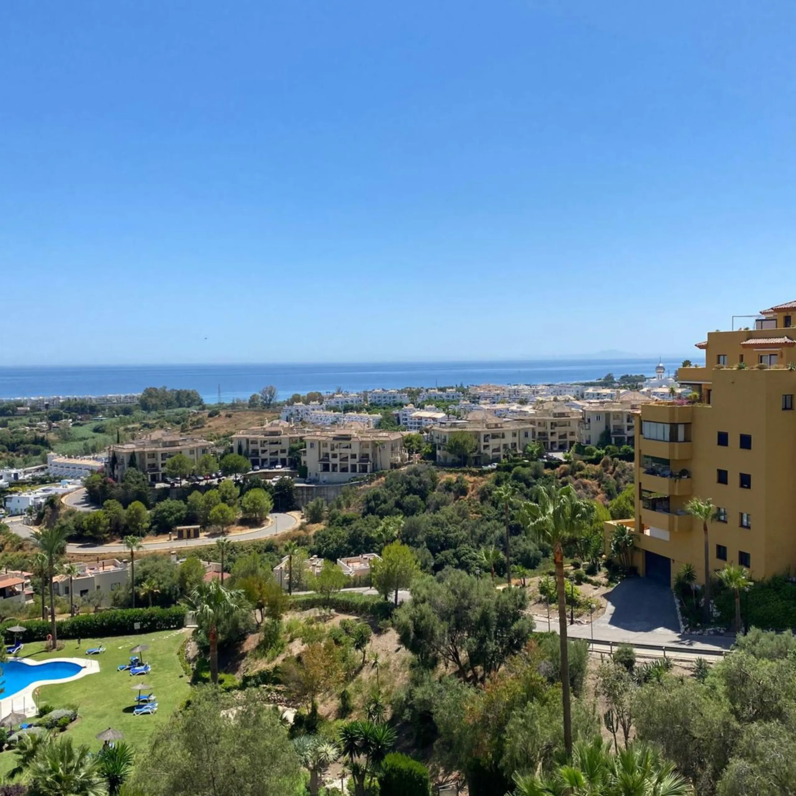 Apartment - Duplex в продаже в Estepona, Málaga. В доме 4 спален и 3 ванных комнат. Площадь дома 160 м²