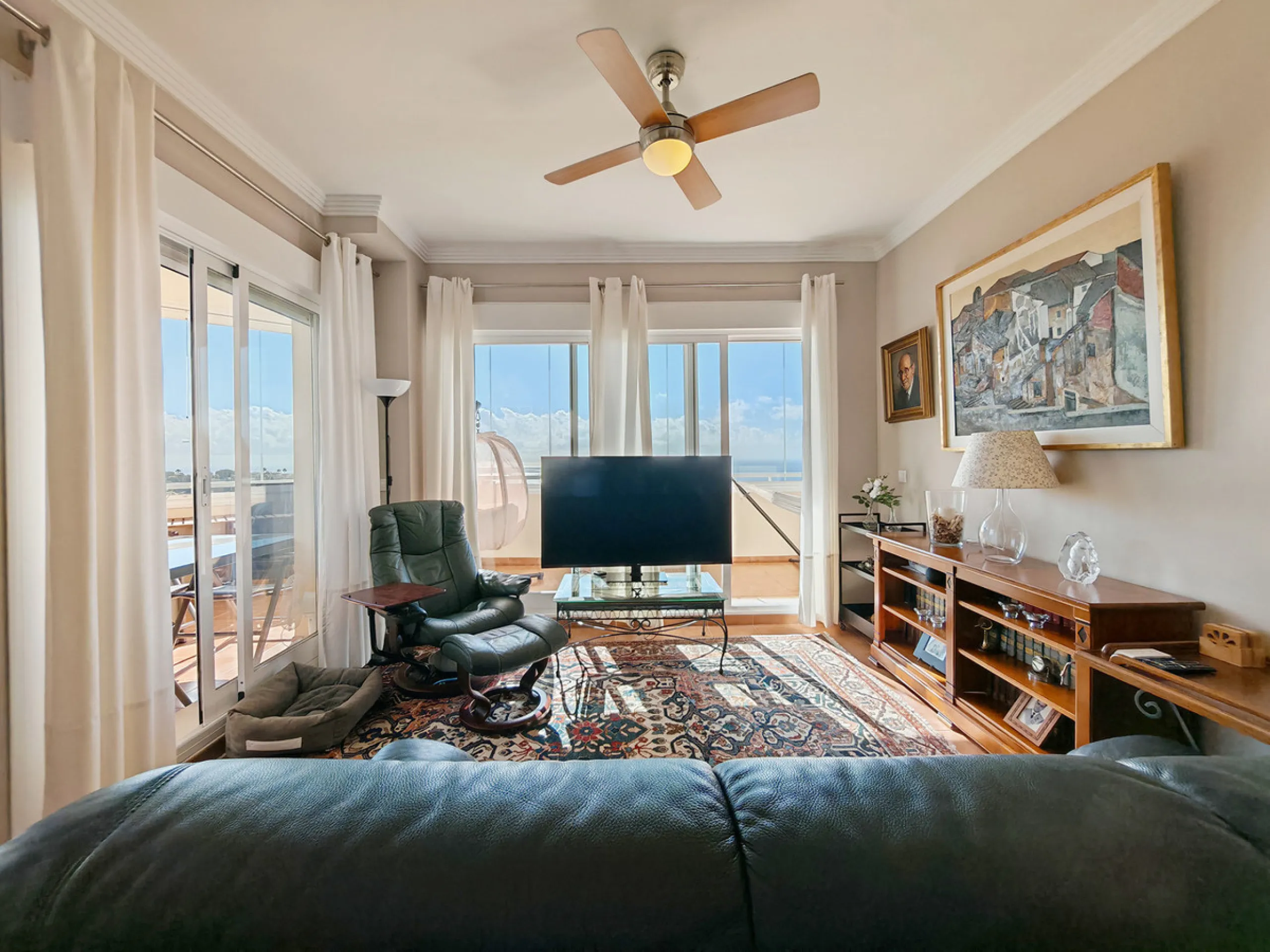Apartment for sale in , Mijas Costa with 3 bedrooms, 2 bathrooms, 1 on suite bathroom and with orientation south, with communal swimming pool, private garage (1 parking spaces) and communal garden. Regarding property dimensions, it has 127 m² built and 27