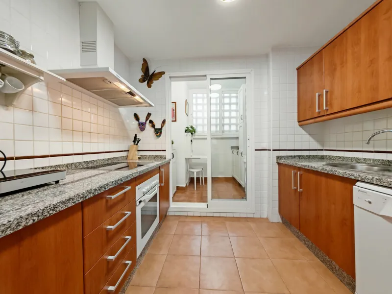 Apartment for sale in , Mijas Costa with 3 bedrooms, 2 bathrooms, 1 on suite bathroom and with orientation south, with communal swimming pool, private garage (1 parking spaces) and communal garden. Regarding property dimensions, it has 127 m² built and 27