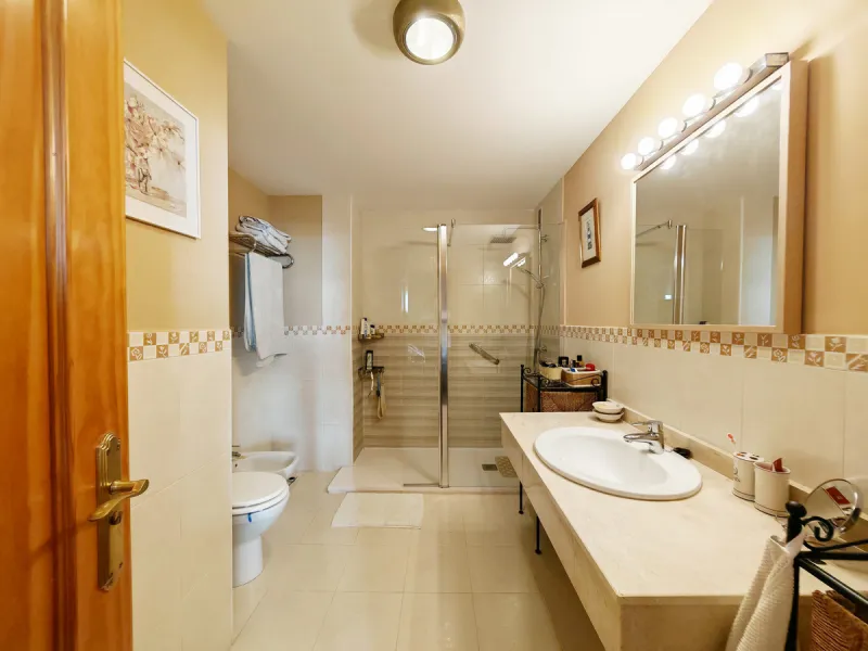 Apartment for sale in , Mijas Costa with 3 bedrooms, 2 bathrooms, 1 on suite bathroom and with orientation south, with communal swimming pool, private garage (1 parking spaces) and communal garden. Regarding property dimensions, it has 127 m² built and 27