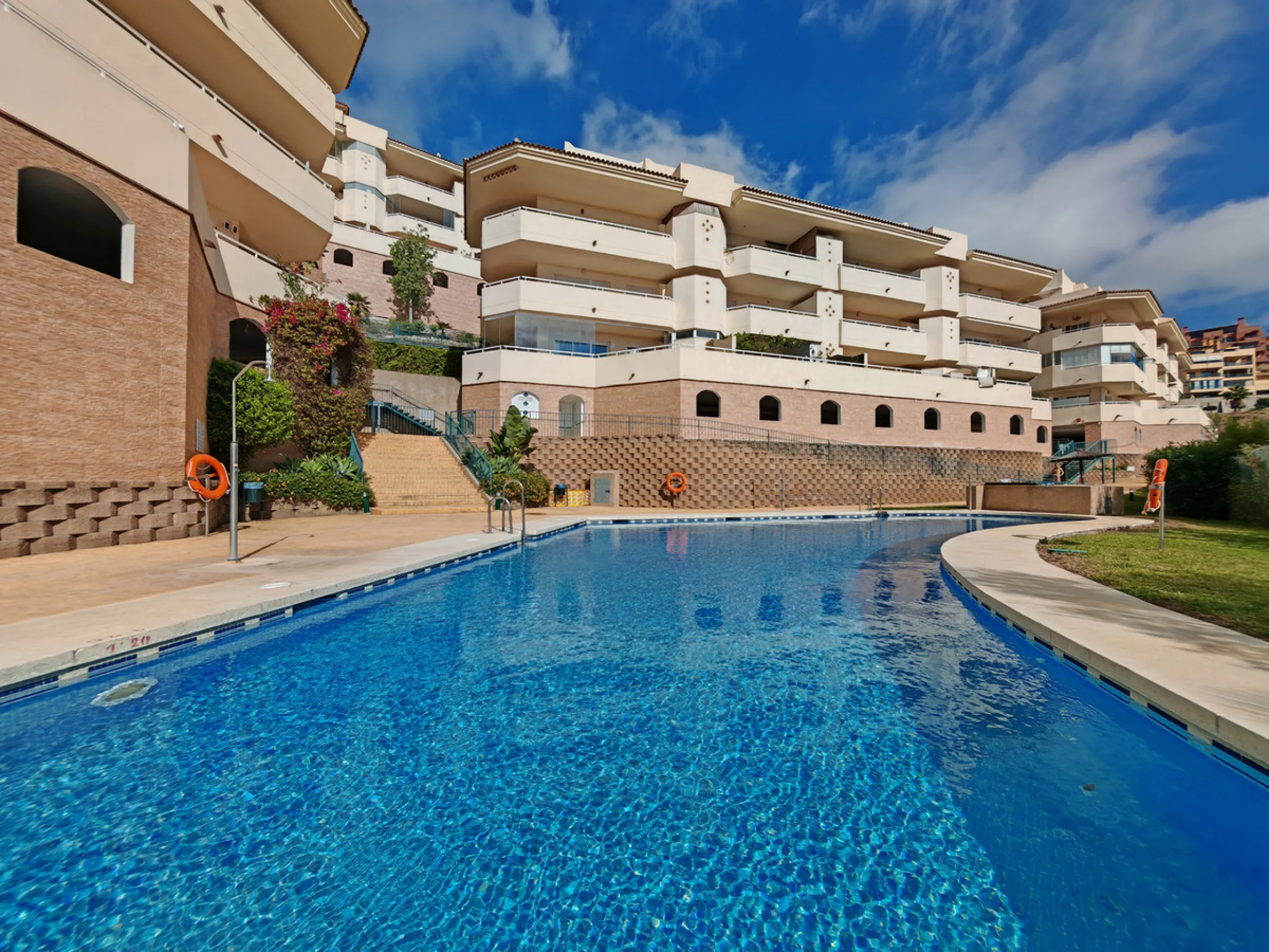 Apartment for sale in , Mijas Costa with 3 bedrooms, 2 bathrooms, 1 on suite bathroom and with orientation south, with communal swimming pool, private garage (1 parking spaces) and communal garden. Regarding property dimensions, it has 127 m² built and 27