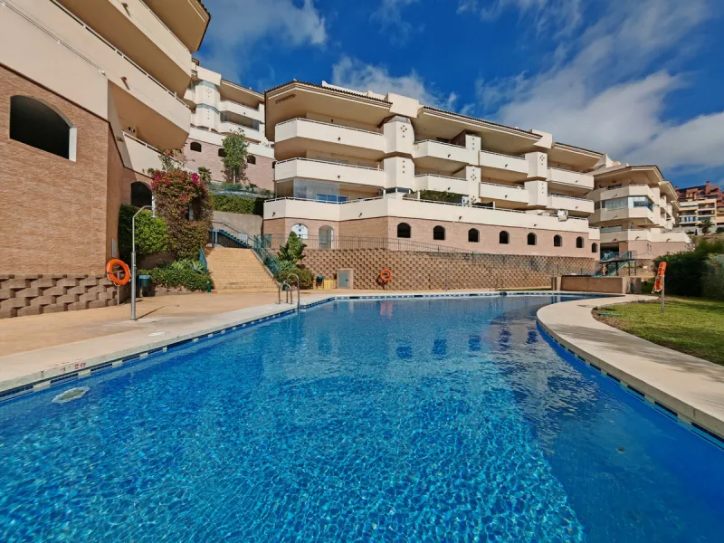 Apartment for sale in , Mijas Costa with 3 bedrooms, 2 bathrooms, 1 on suite bathroom and with orientation south, with communal swimming pool, private garage (1 parking spaces) and communal garden. Regarding property dimensions, it has 127 m² built and 27