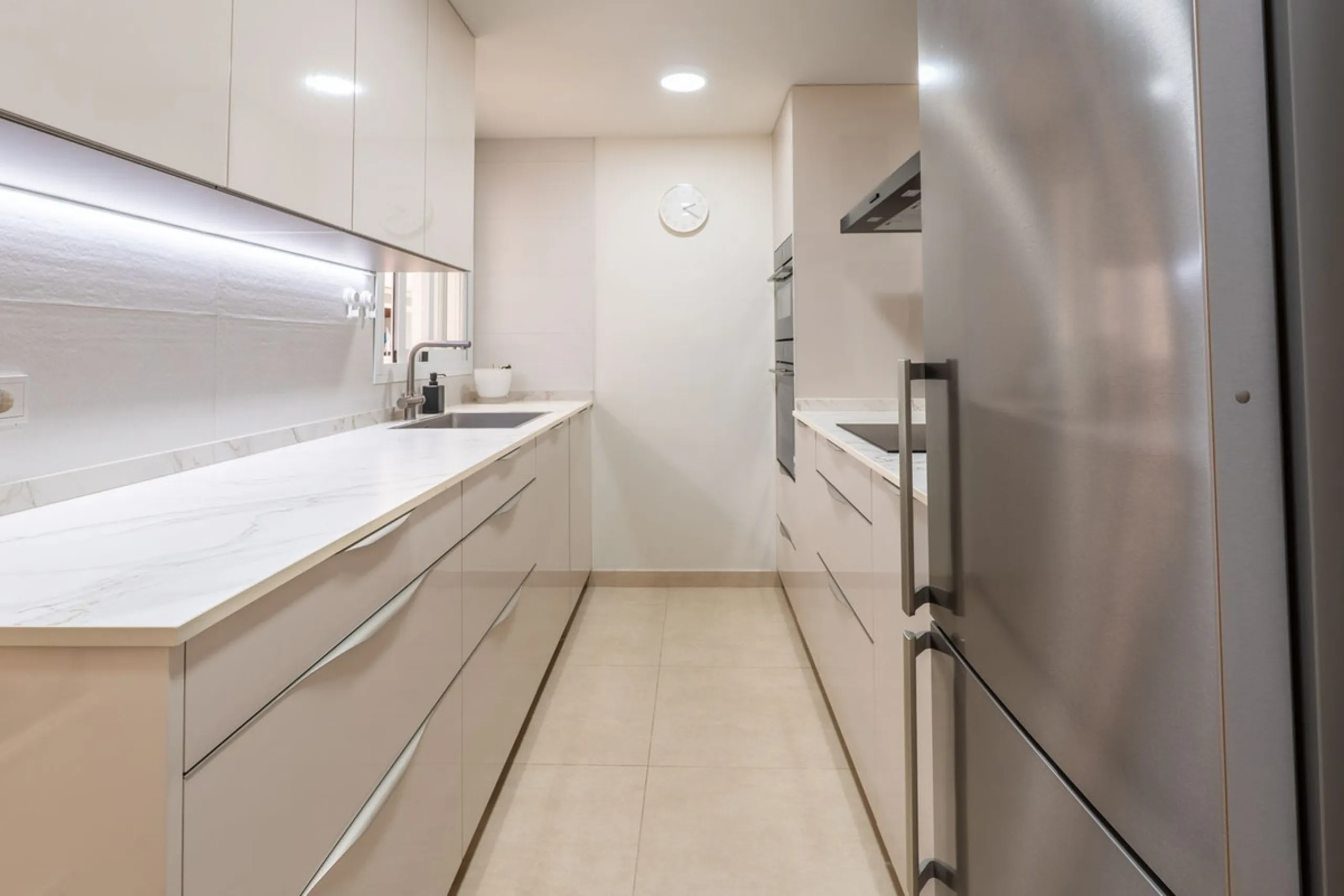 This modern and spacious apartment has been fully renovated, offering a fresh and functional design ideal for year-round living or as a smart investment opportunity. The property features a bright and generous living-dining area with direct access to a pr