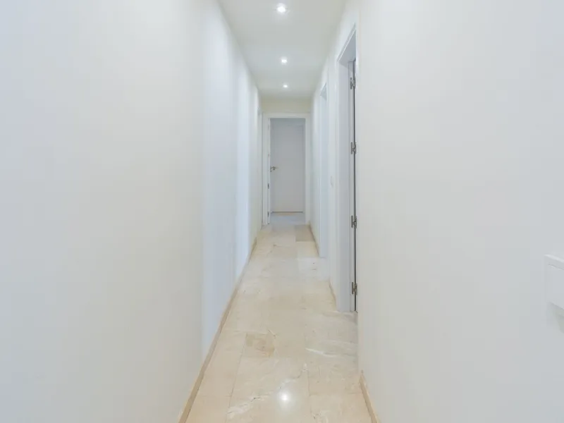 This modern and spacious apartment has been fully renovated, offering a fresh and functional design ideal for year-round living or as a smart investment opportunity. The property features a bright and generous living-dining area with direct access to a pr
