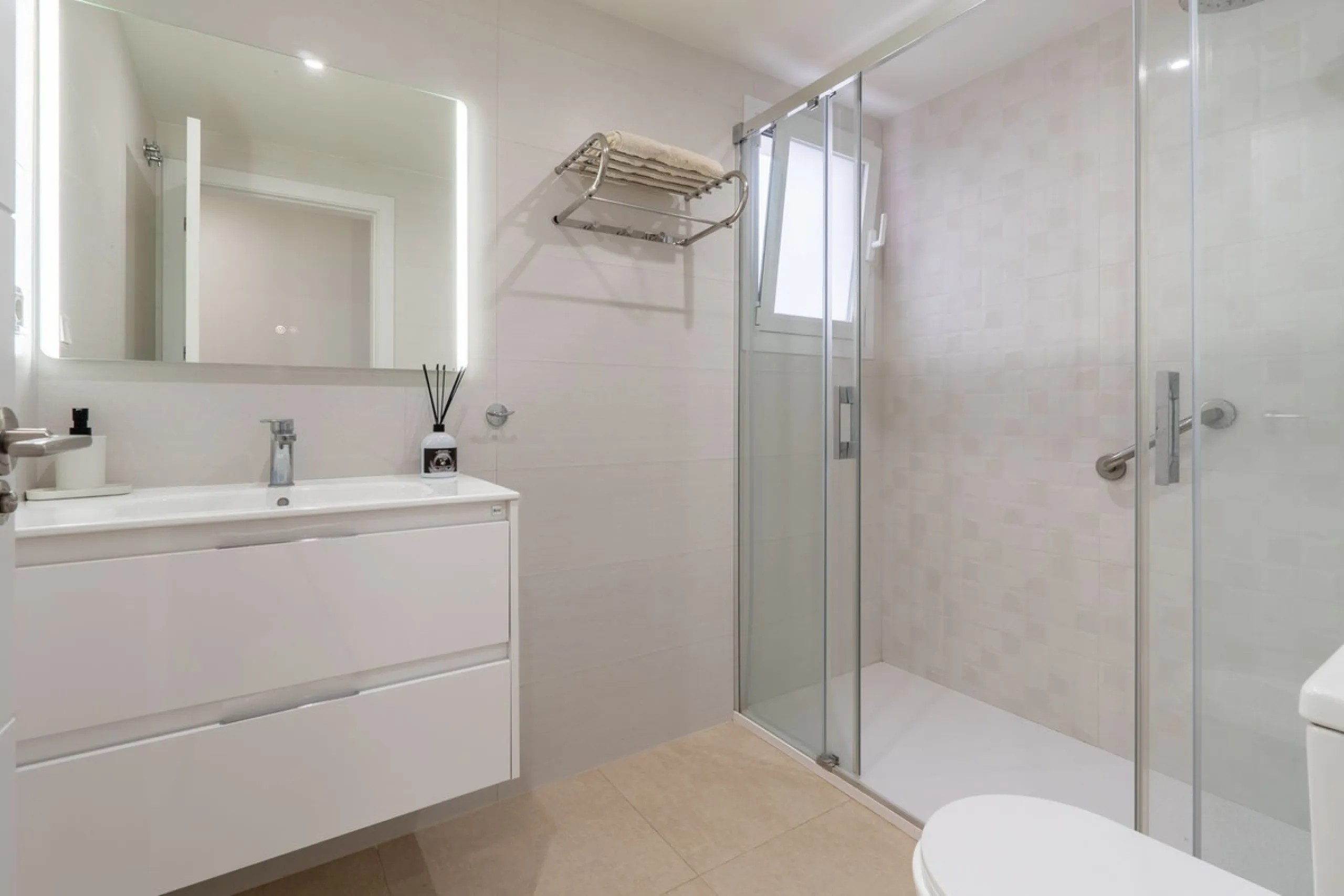 This modern and spacious apartment has been fully renovated, offering a fresh and functional design ideal for year-round living or as a smart investment opportunity. The property features a bright and generous living-dining area with direct access to a pr