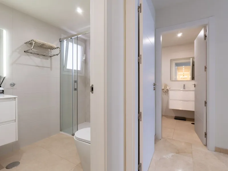 This modern and spacious apartment has been fully renovated, offering a fresh and functional design ideal for year-round living or as a smart investment opportunity. The property features a bright and generous living-dining area with direct access to a pr