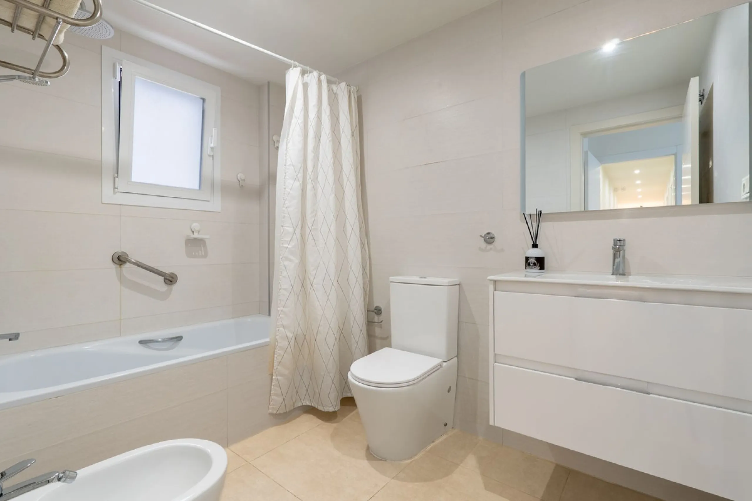 This modern and spacious apartment has been fully renovated, offering a fresh and functional design ideal for year-round living or as a smart investment opportunity. The property features a bright and generous living-dining area with direct access to a pr