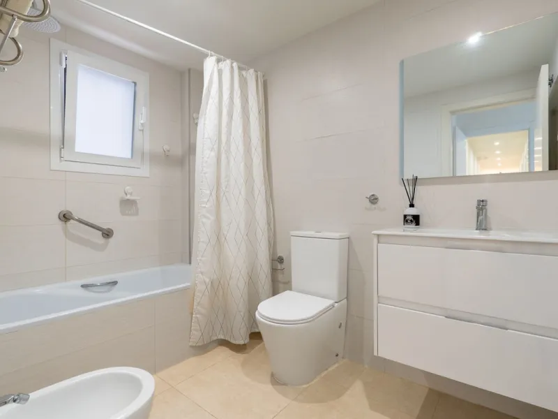 This modern and spacious apartment has been fully renovated, offering a fresh and functional design ideal for year-round living or as a smart investment opportunity. The property features a bright and generous living-dining area with direct access to a pr