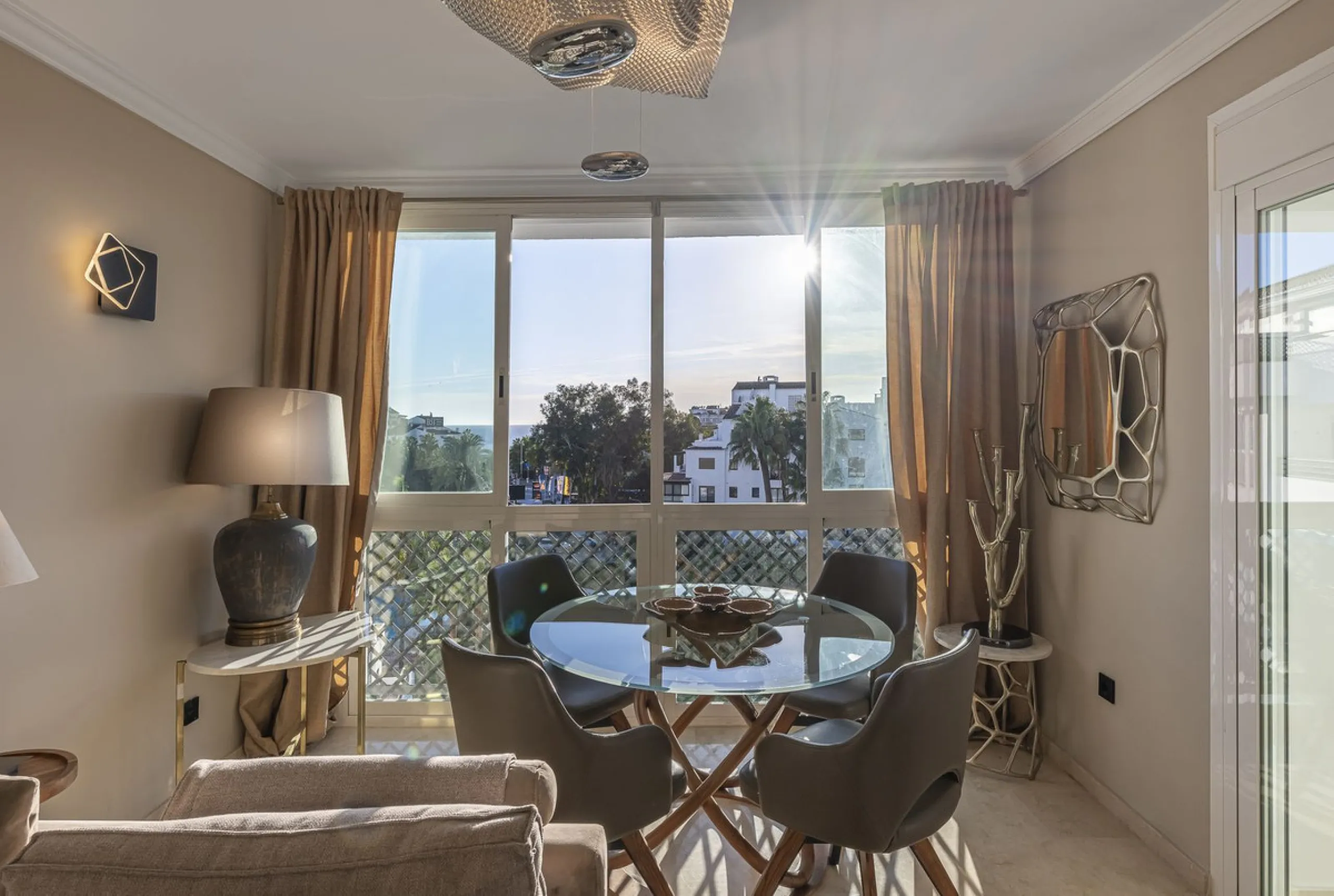 Welcome to Marbella.Imagine waking up every morning with the gentle Mediterranean breeze caressing your face and the promise of a new day in one of the most exclusive enclaves in the world.This luxurious duplex, located in the vibrant heart of Puerto Banú