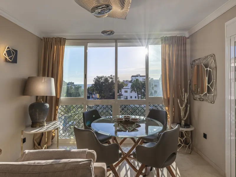 Welcome to Marbella.Imagine waking up every morning with the gentle Mediterranean breeze caressing your face and the promise of a new day in one of the most exclusive enclaves in the world.This luxurious duplex, located in the vibrant heart of Puerto Banú