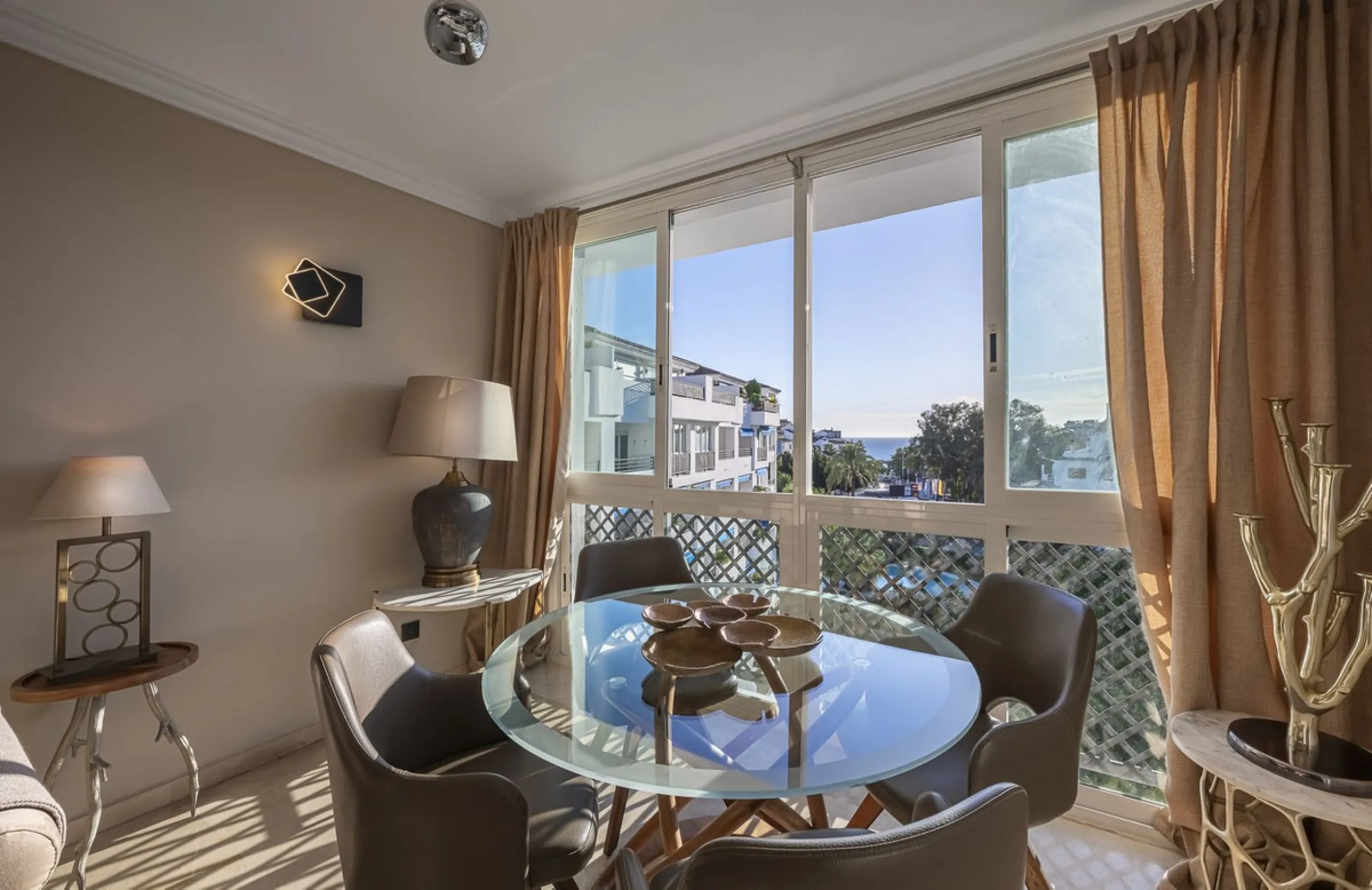 Welcome to Marbella.Imagine waking up every morning with the gentle Mediterranean breeze caressing your face and the promise of a new day in one of the most exclusive enclaves in the world.This luxurious duplex, located in the vibrant heart of Puerto Banú