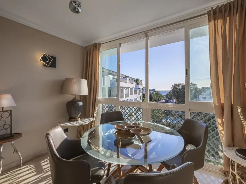 Welcome to Marbella.Imagine waking up every morning with the gentle Mediterranean breeze caressing your face and the promise of a new day in one of the most exclusive enclaves in the world.This luxurious duplex, located in the vibrant heart of Puerto Banú