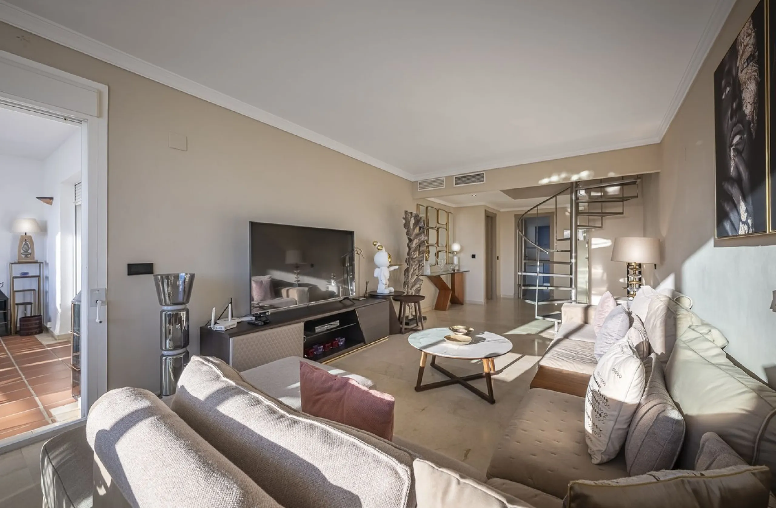 Welcome to Marbella.Imagine waking up every morning with the gentle Mediterranean breeze caressing your face and the promise of a new day in one of the most exclusive enclaves in the world.This luxurious duplex, located in the vibrant heart of Puerto Banú
