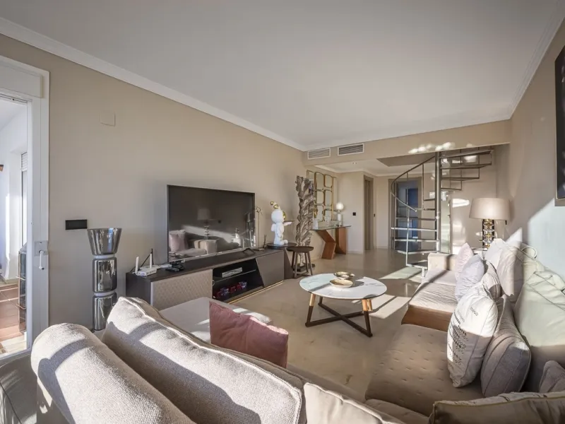Welcome to Marbella.Imagine waking up every morning with the gentle Mediterranean breeze caressing your face and the promise of a new day in one of the most exclusive enclaves in the world.This luxurious duplex, located in the vibrant heart of Puerto Banú