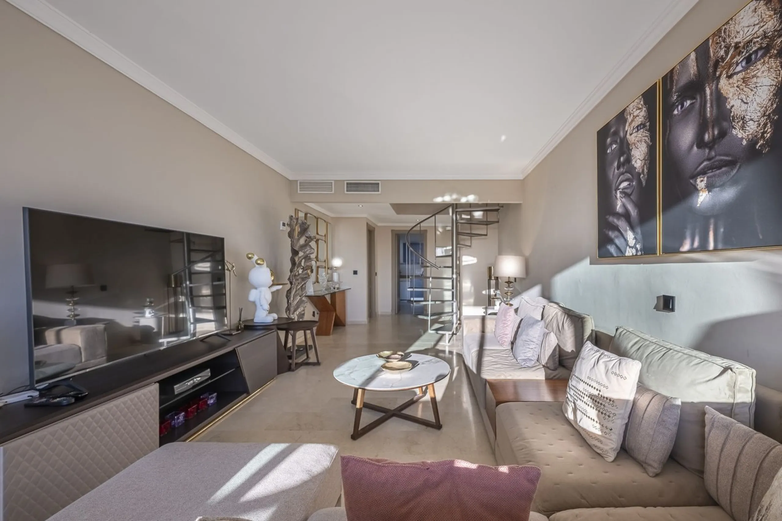 Welcome to Marbella.Imagine waking up every morning with the gentle Mediterranean breeze caressing your face and the promise of a new day in one of the most exclusive enclaves in the world.This luxurious duplex, located in the vibrant heart of Puerto Banú