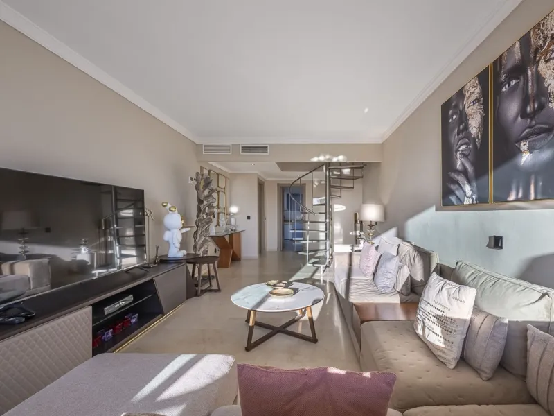 Welcome to Marbella.Imagine waking up every morning with the gentle Mediterranean breeze caressing your face and the promise of a new day in one of the most exclusive enclaves in the world.This luxurious duplex, located in the vibrant heart of Puerto Banú