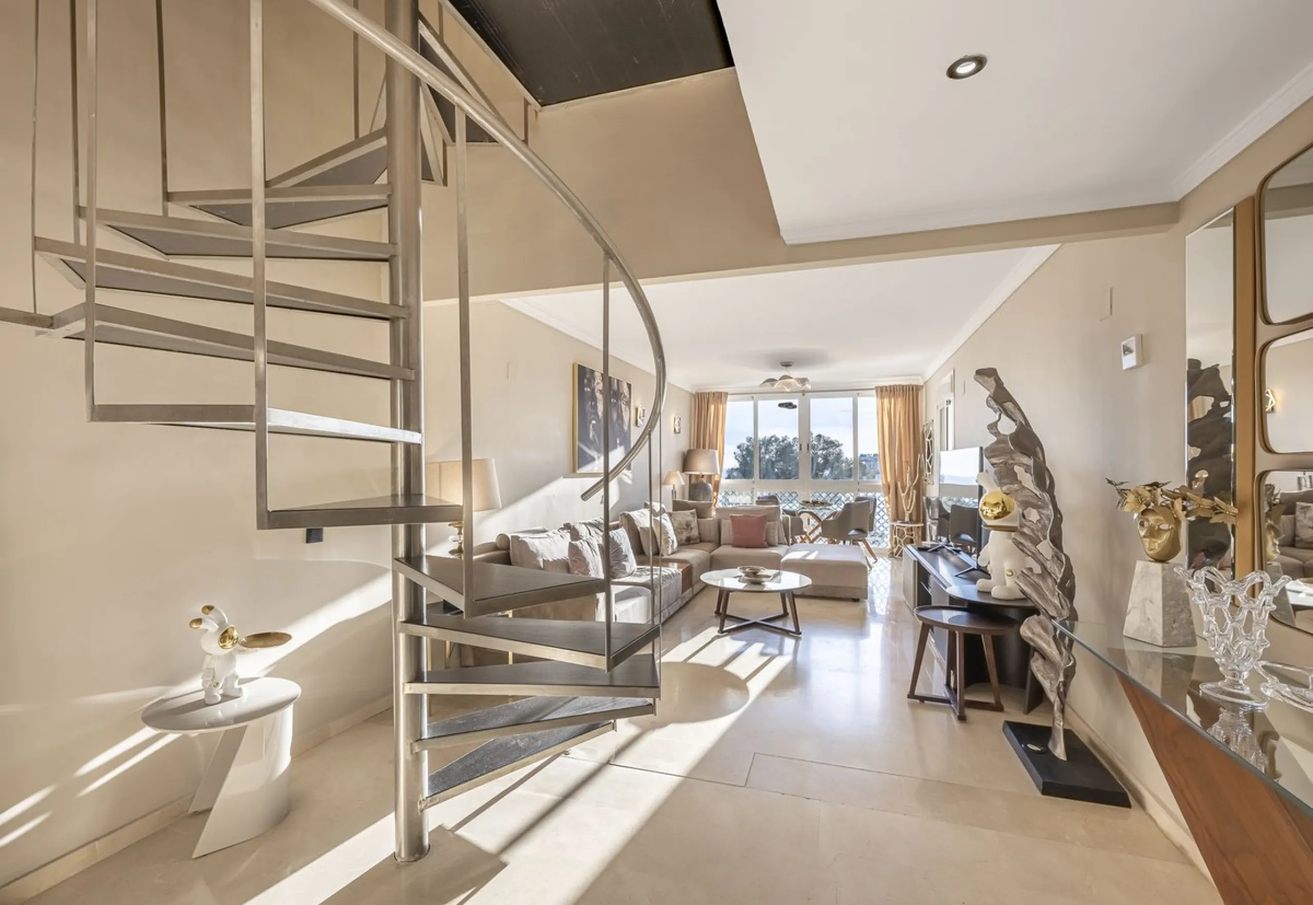Welcome to Marbella.Imagine waking up every morning with the gentle Mediterranean breeze caressing your face and the promise of a new day in one of the most exclusive enclaves in the world.This luxurious duplex, located in the vibrant heart of Puerto Banú