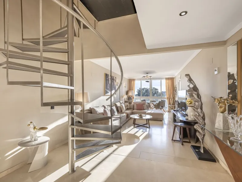Welcome to Marbella.Imagine waking up every morning with the gentle Mediterranean breeze caressing your face and the promise of a new day in one of the most exclusive enclaves in the world.This luxurious duplex, located in the vibrant heart of Puerto Banú