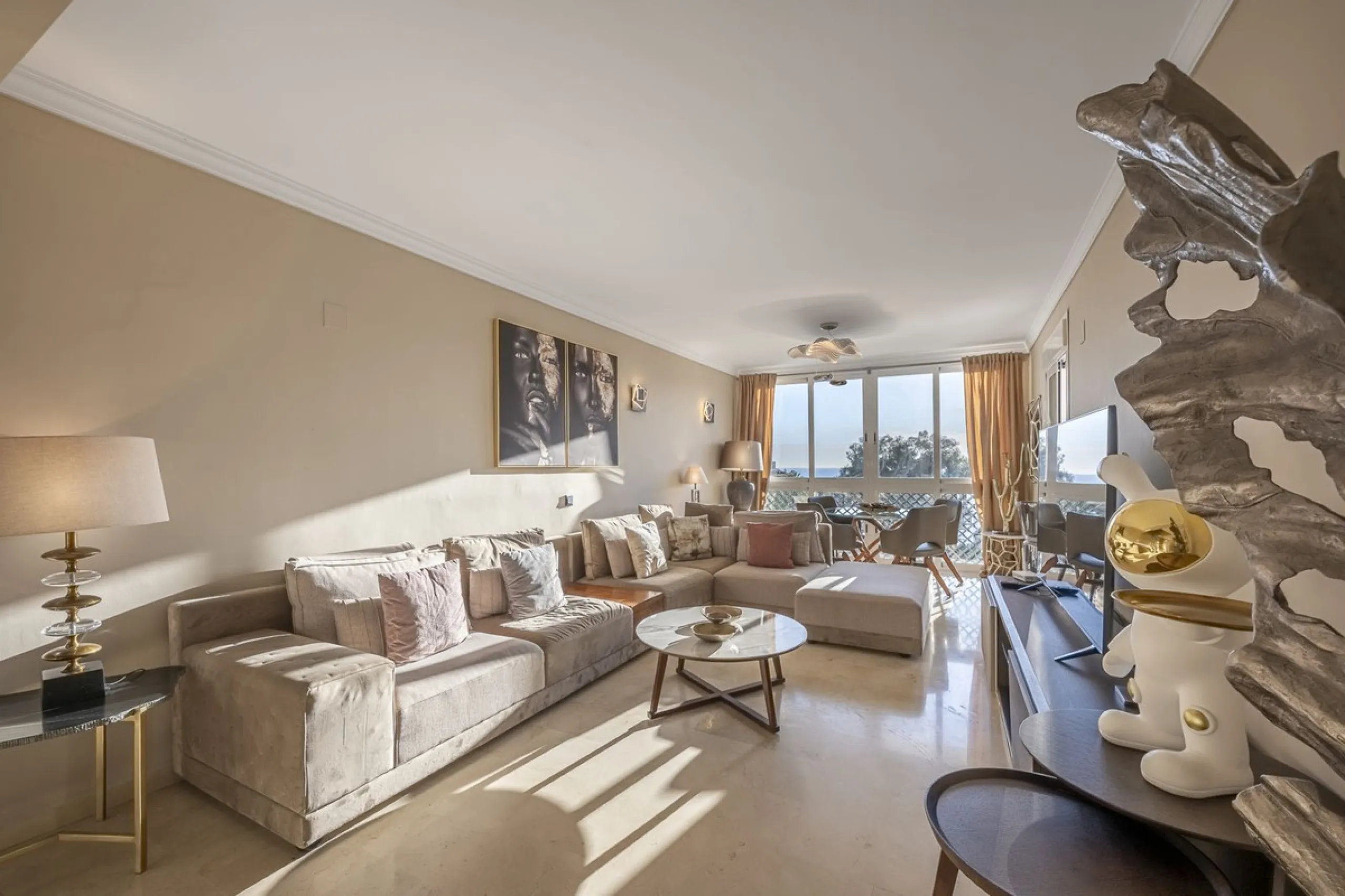 Welcome to Marbella.Imagine waking up every morning with the gentle Mediterranean breeze caressing your face and the promise of a new day in one of the most exclusive enclaves in the world.This luxurious duplex, located in the vibrant heart of Puerto Banú