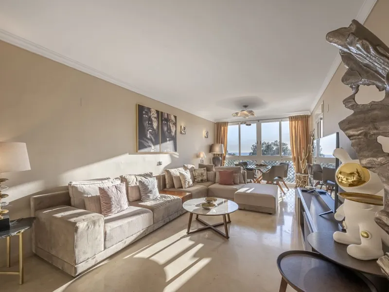 Welcome to Marbella.Imagine waking up every morning with the gentle Mediterranean breeze caressing your face and the promise of a new day in one of the most exclusive enclaves in the world.This luxurious duplex, located in the vibrant heart of Puerto Banú