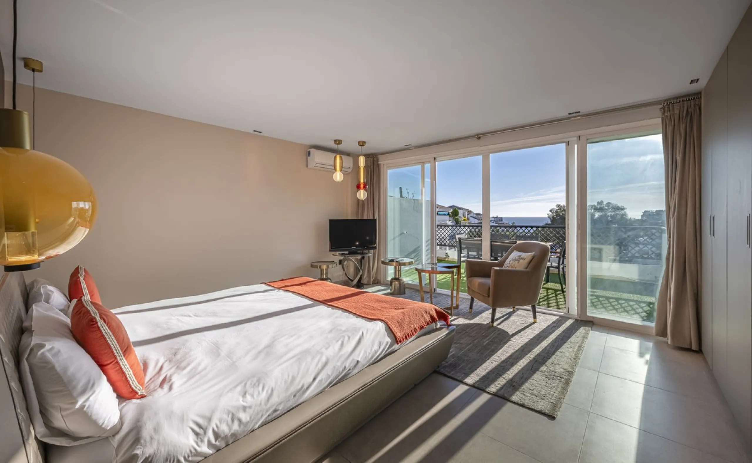 Welcome to Marbella.Imagine waking up every morning with the gentle Mediterranean breeze caressing your face and the promise of a new day in one of the most exclusive enclaves in the world.This luxurious duplex, located in the vibrant heart of Puerto Banú