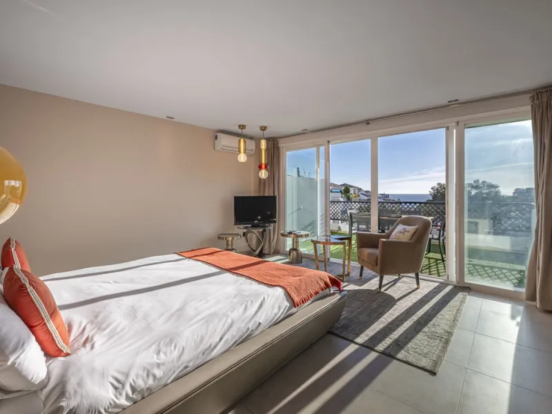 Welcome to Marbella.Imagine waking up every morning with the gentle Mediterranean breeze caressing your face and the promise of a new day in one of the most exclusive enclaves in the world.This luxurious duplex, located in the vibrant heart of Puerto Banú