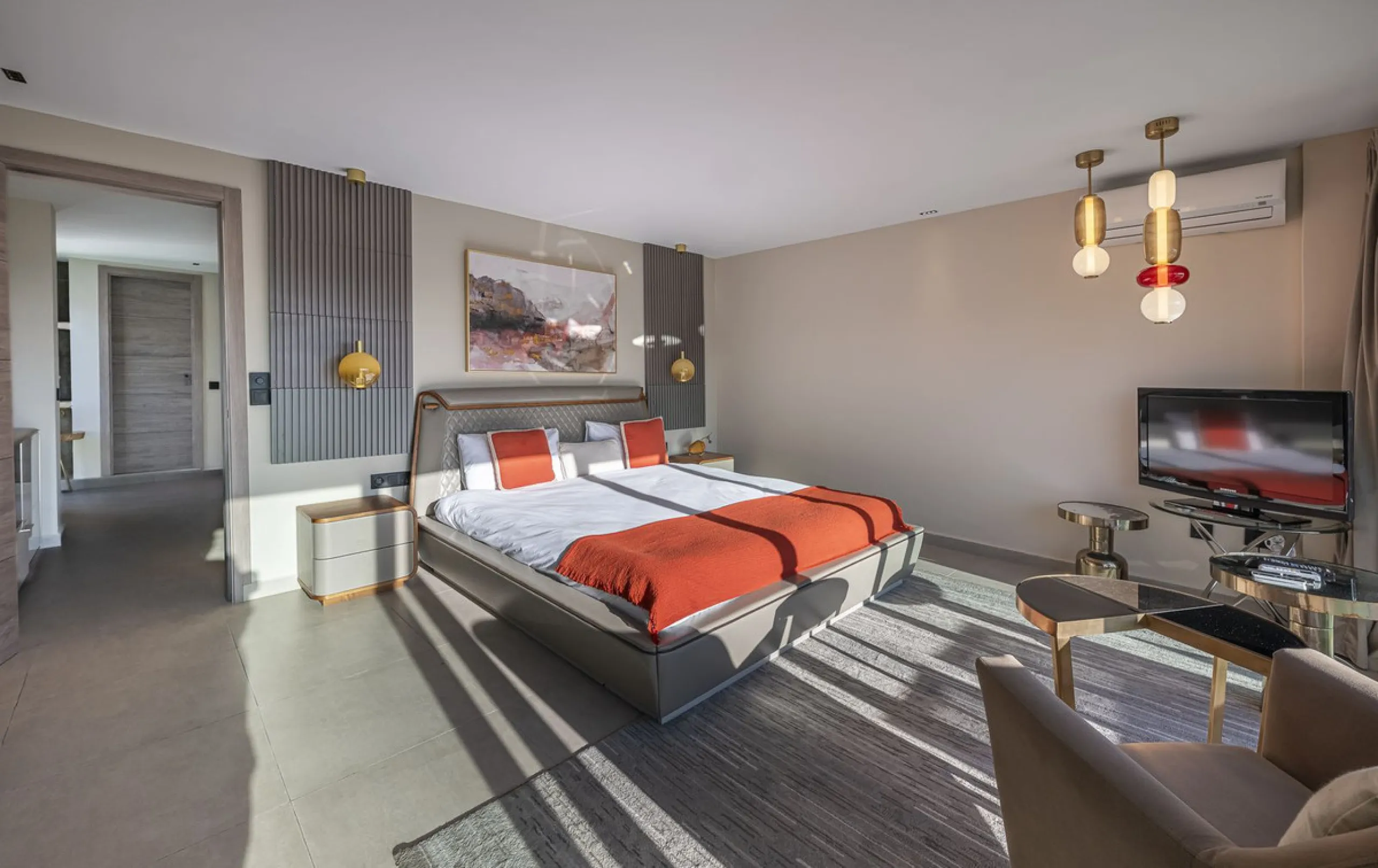 Welcome to Marbella.Imagine waking up every morning with the gentle Mediterranean breeze caressing your face and the promise of a new day in one of the most exclusive enclaves in the world.This luxurious duplex, located in the vibrant heart of Puerto Banú