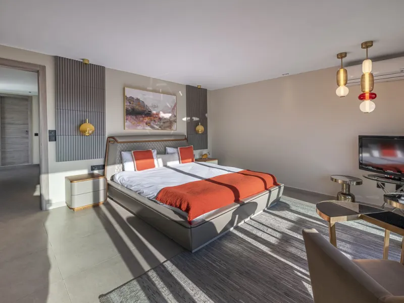 Welcome to Marbella.Imagine waking up every morning with the gentle Mediterranean breeze caressing your face and the promise of a new day in one of the most exclusive enclaves in the world.This luxurious duplex, located in the vibrant heart of Puerto Banú