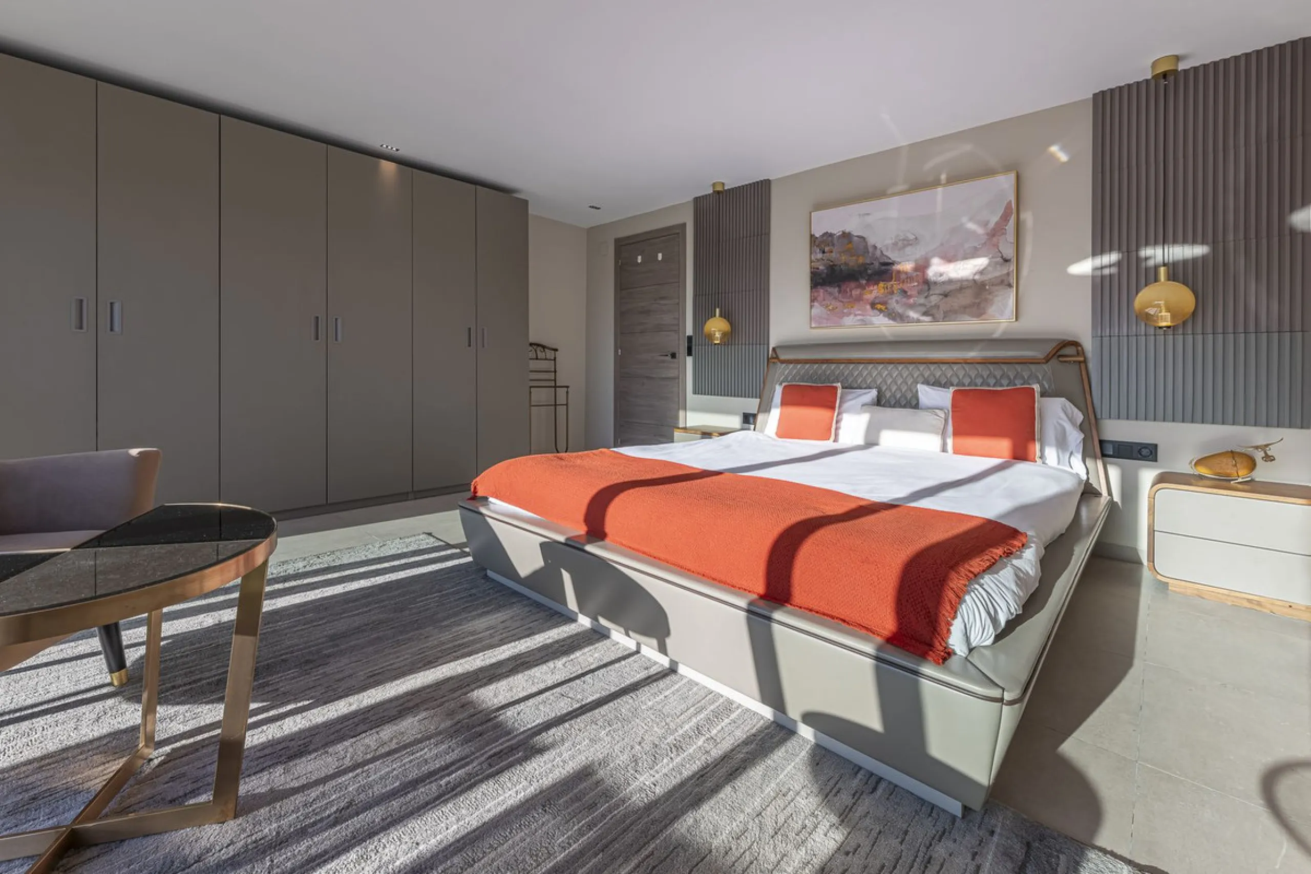 Welcome to Marbella.Imagine waking up every morning with the gentle Mediterranean breeze caressing your face and the promise of a new day in one of the most exclusive enclaves in the world.This luxurious duplex, located in the vibrant heart of Puerto Banú
