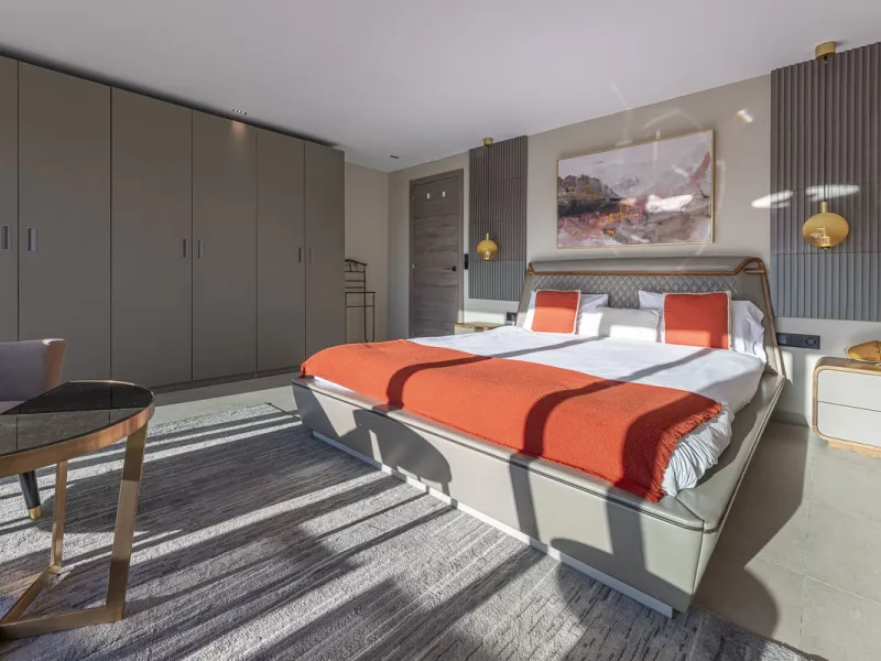Welcome to Marbella.Imagine waking up every morning with the gentle Mediterranean breeze caressing your face and the promise of a new day in one of the most exclusive enclaves in the world.This luxurious duplex, located in the vibrant heart of Puerto Banú