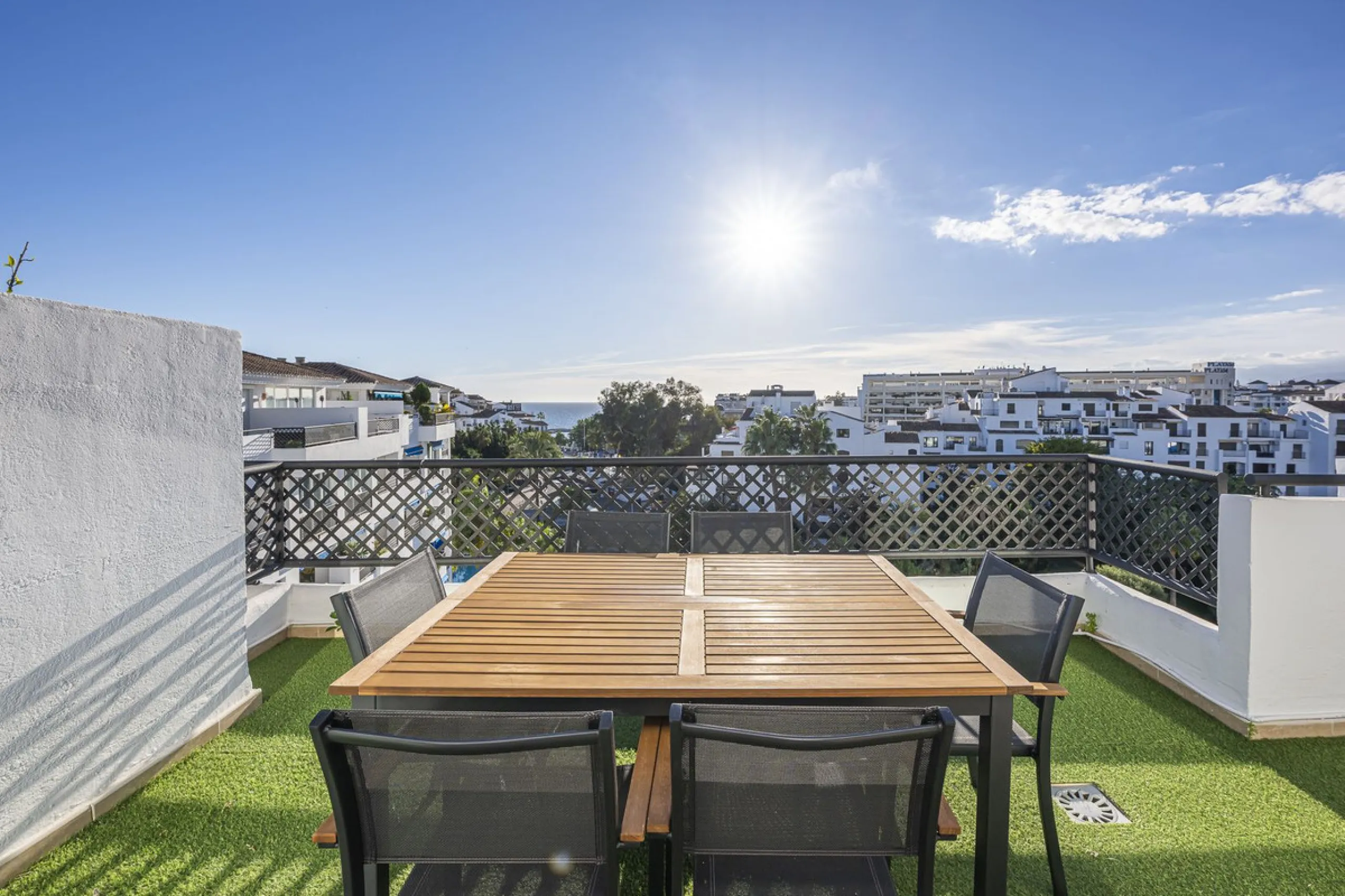 Welcome to Marbella.Imagine waking up every morning with the gentle Mediterranean breeze caressing your face and the promise of a new day in one of the most exclusive enclaves in the world.This luxurious duplex, located in the vibrant heart of Puerto Banú