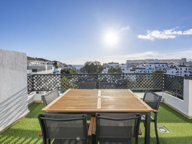 Welcome to Marbella.Imagine waking up every morning with the gentle Mediterranean breeze caressing your face and the promise of a new day in one of the most exclusive enclaves in the world.This luxurious duplex, located in the vibrant heart of Puerto Banú