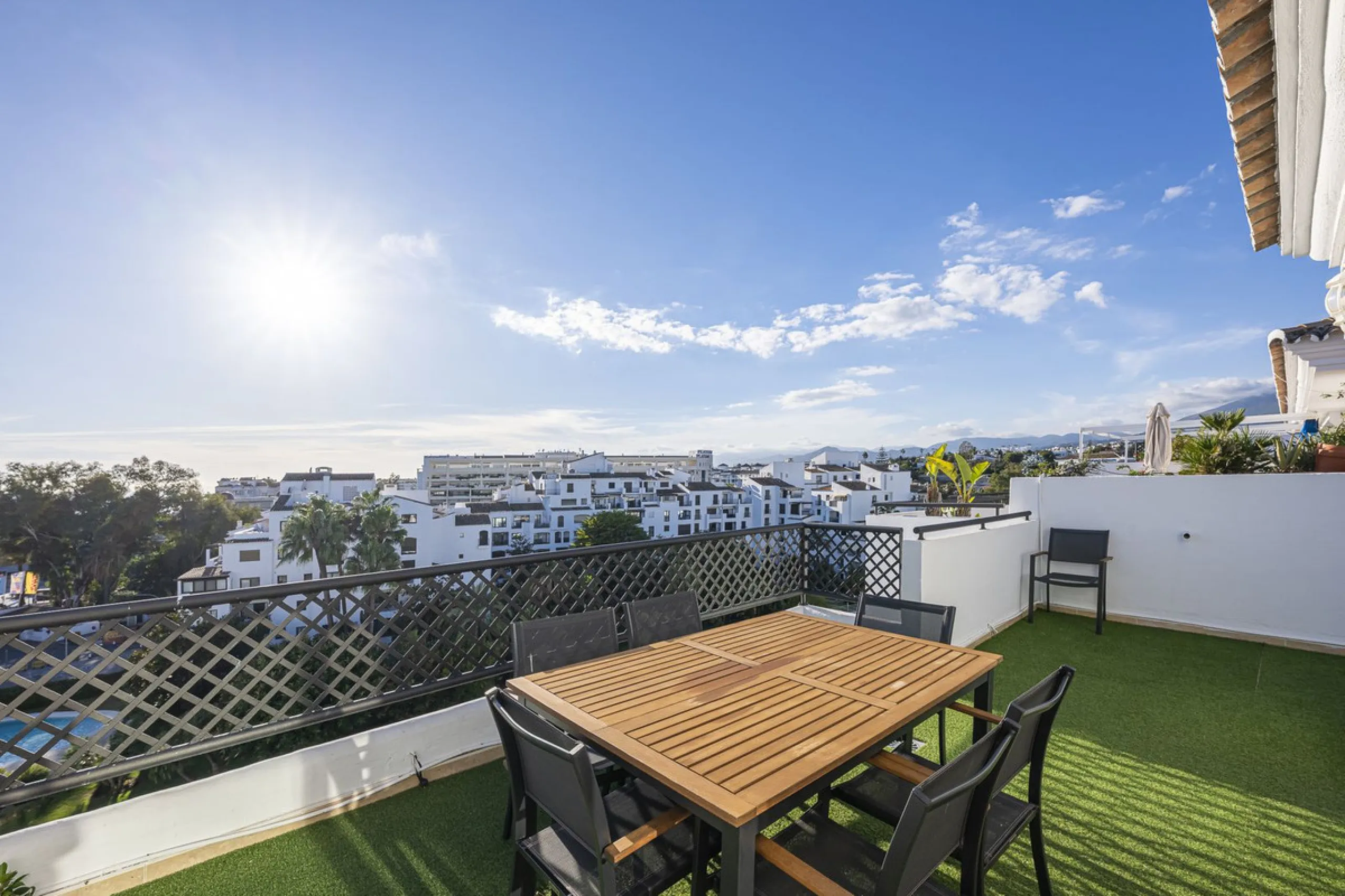 Welcome to Marbella.Imagine waking up every morning with the gentle Mediterranean breeze caressing your face and the promise of a new day in one of the most exclusive enclaves in the world.This luxurious duplex, located in the vibrant heart of Puerto Banú