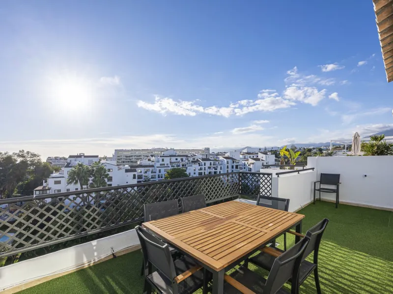 Welcome to Marbella.Imagine waking up every morning with the gentle Mediterranean breeze caressing your face and the promise of a new day in one of the most exclusive enclaves in the world.This luxurious duplex, located in the vibrant heart of Puerto Banú