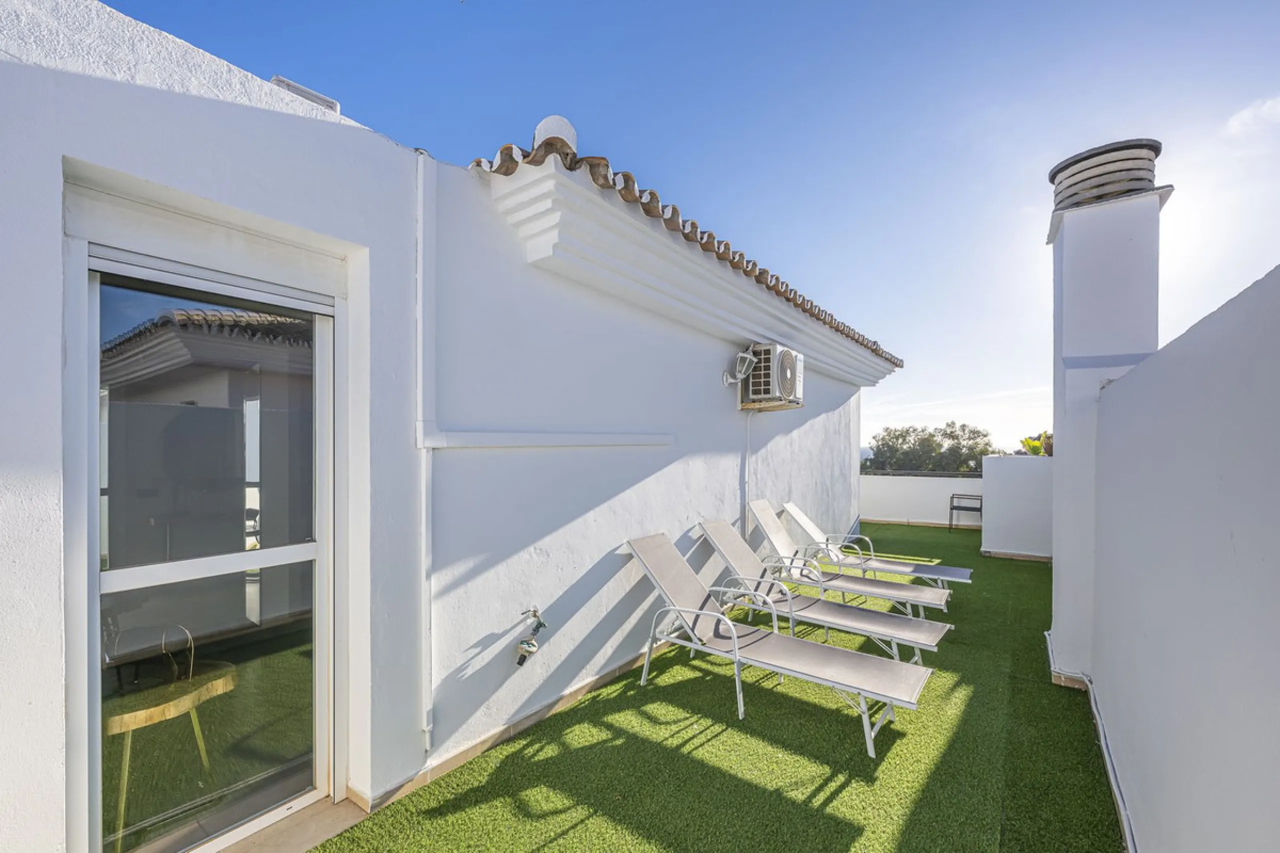 Welcome to Marbella.Imagine waking up every morning with the gentle Mediterranean breeze caressing your face and the promise of a new day in one of the most exclusive enclaves in the world.This luxurious duplex, located in the vibrant heart of Puerto Banú