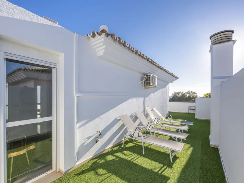 Welcome to Marbella.Imagine waking up every morning with the gentle Mediterranean breeze caressing your face and the promise of a new day in one of the most exclusive enclaves in the world.This luxurious duplex, located in the vibrant heart of Puerto Banú