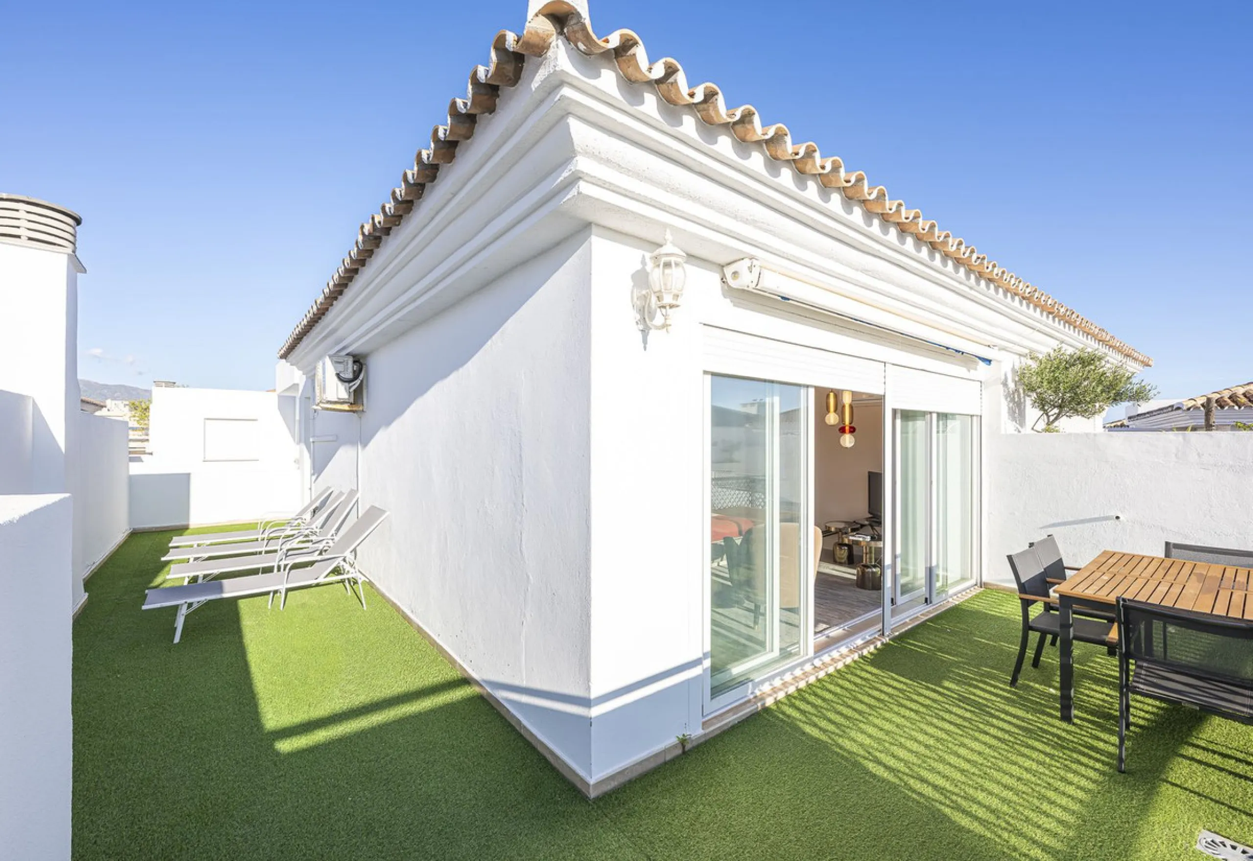 Welcome to Marbella.Imagine waking up every morning with the gentle Mediterranean breeze caressing your face and the promise of a new day in one of the most exclusive enclaves in the world.This luxurious duplex, located in the vibrant heart of Puerto Banú