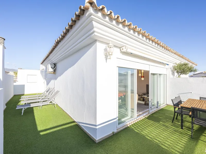 Welcome to Marbella.Imagine waking up every morning with the gentle Mediterranean breeze caressing your face and the promise of a new day in one of the most exclusive enclaves in the world.This luxurious duplex, located in the vibrant heart of Puerto Banú