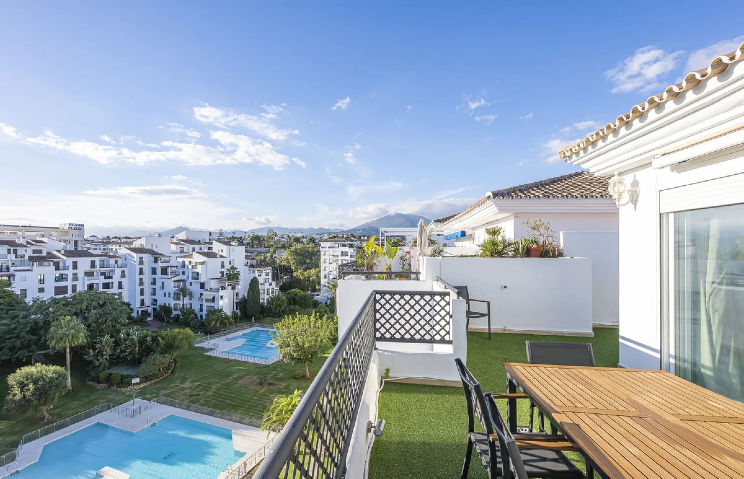 Welcome to Marbella.Imagine waking up every morning with the gentle Mediterranean breeze caressing your face and the promise of a new day in one of the most exclusive enclaves in the world.This luxurious duplex, located in the vibrant heart of Puerto Banú