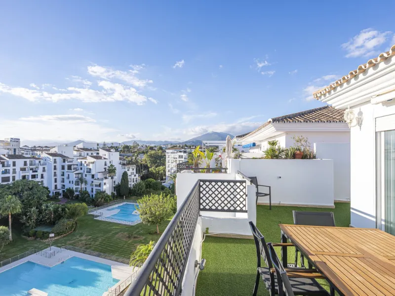 Welcome to Marbella.Imagine waking up every morning with the gentle Mediterranean breeze caressing your face and the promise of a new day in one of the most exclusive enclaves in the world.This luxurious duplex, located in the vibrant heart of Puerto Banú