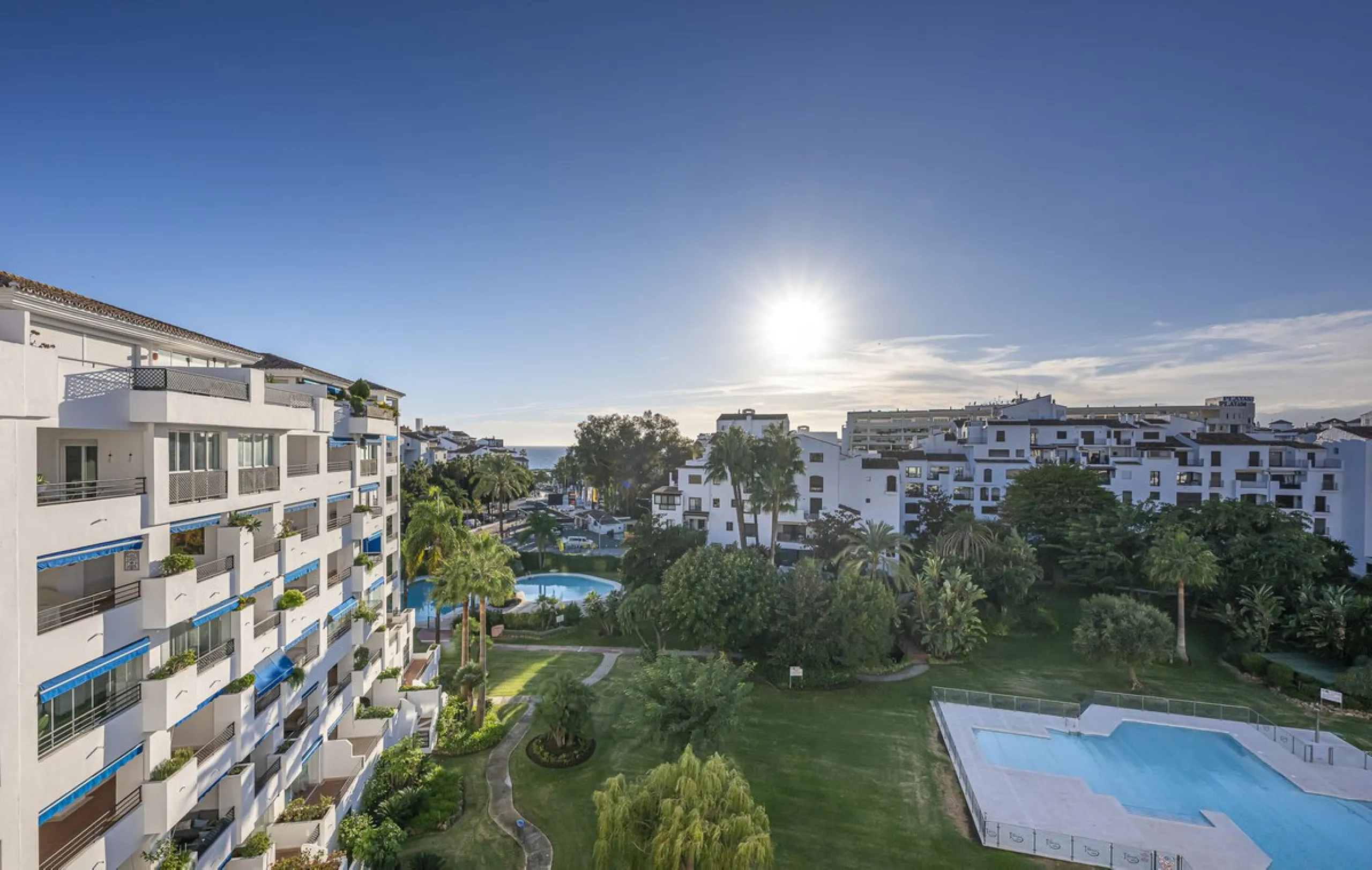 Welcome to Marbella.Imagine waking up every morning with the gentle Mediterranean breeze caressing your face and the promise of a new day in one of the most exclusive enclaves in the world.This luxurious duplex, located in the vibrant heart of Puerto Banú