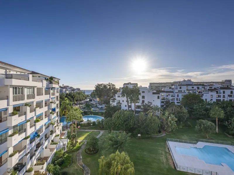 Welcome to Marbella.Imagine waking up every morning with the gentle Mediterranean breeze caressing your face and the promise of a new day in one of the most exclusive enclaves in the world.This luxurious duplex, located in the vibrant heart of Puerto Banú