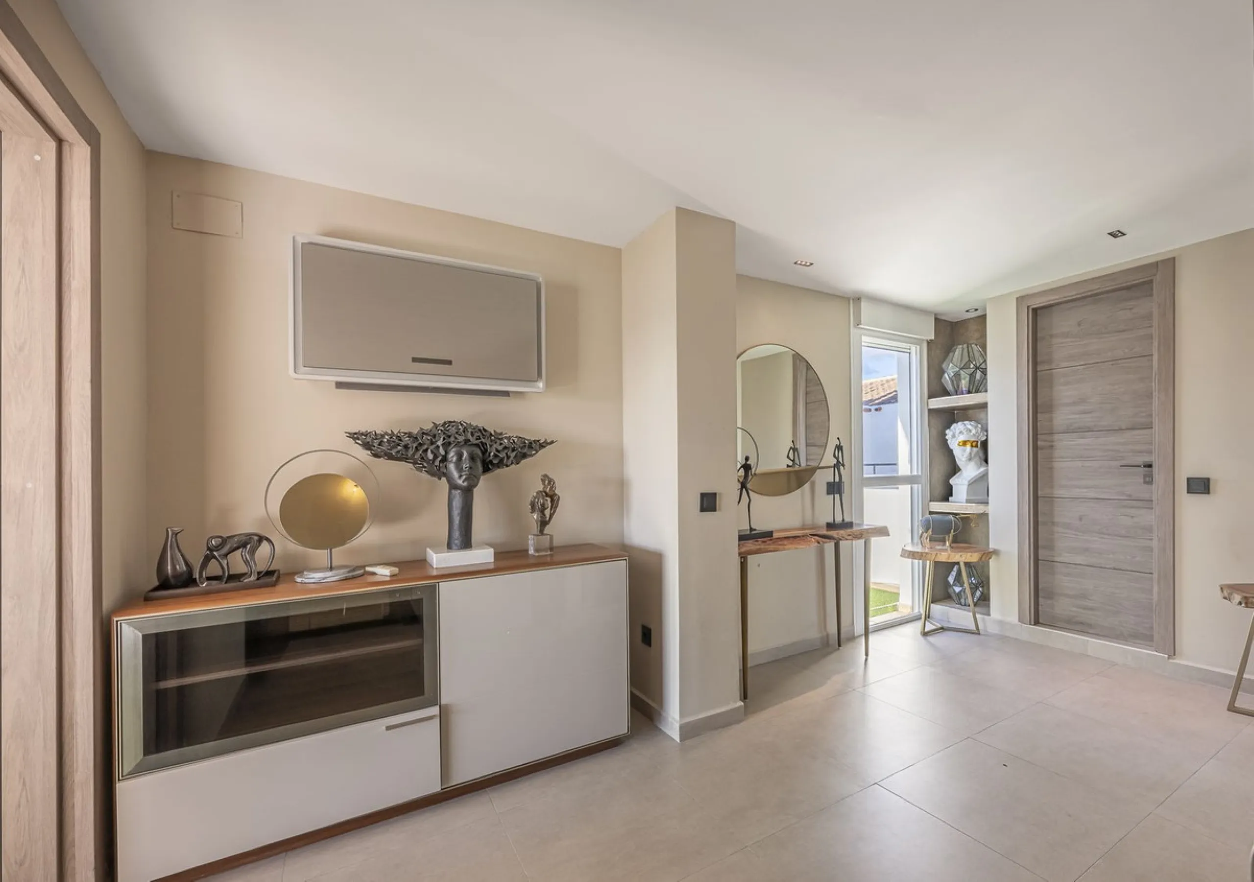 Welcome to Marbella.Imagine waking up every morning with the gentle Mediterranean breeze caressing your face and the promise of a new day in one of the most exclusive enclaves in the world.This luxurious duplex, located in the vibrant heart of Puerto Banú