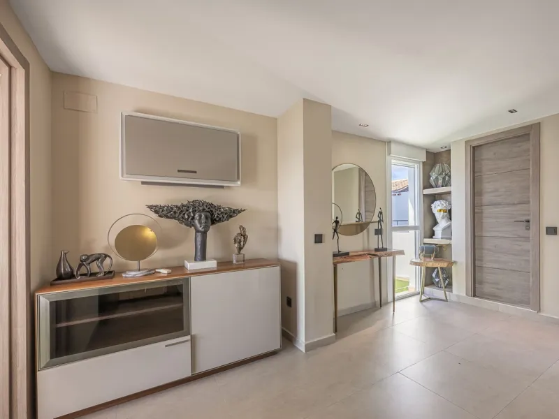 Welcome to Marbella.Imagine waking up every morning with the gentle Mediterranean breeze caressing your face and the promise of a new day in one of the most exclusive enclaves in the world.This luxurious duplex, located in the vibrant heart of Puerto Banú
