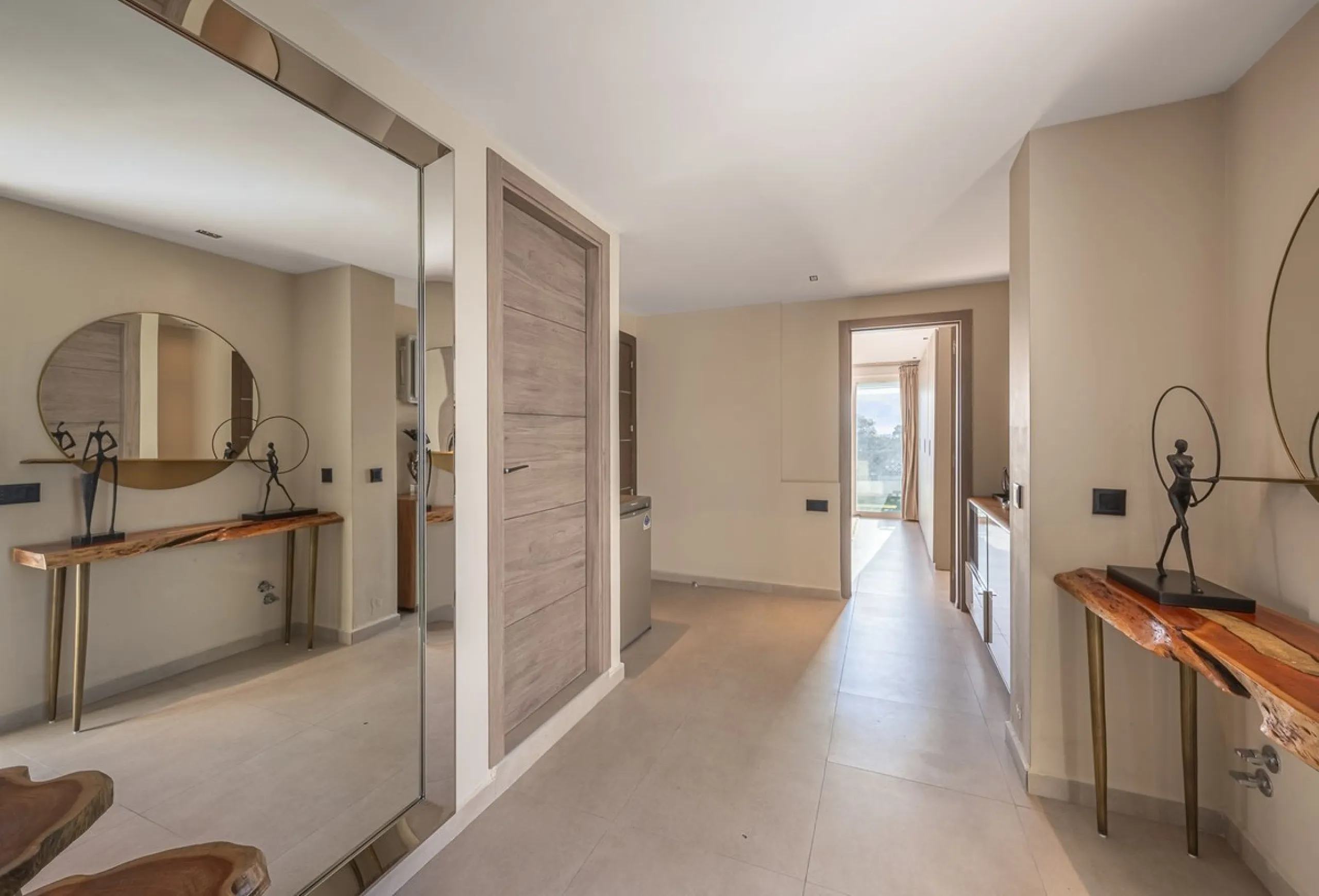 Welcome to Marbella.Imagine waking up every morning with the gentle Mediterranean breeze caressing your face and the promise of a new day in one of the most exclusive enclaves in the world.This luxurious duplex, located in the vibrant heart of Puerto Banú