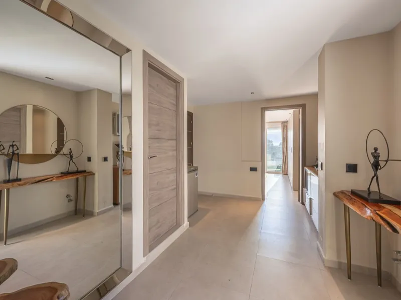 Welcome to Marbella.Imagine waking up every morning with the gentle Mediterranean breeze caressing your face and the promise of a new day in one of the most exclusive enclaves in the world.This luxurious duplex, located in the vibrant heart of Puerto Banú